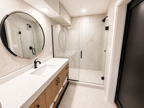 Combined shower/tub, free toiletries, towels - Bali Hai Resort, a Dazzler Select by Wyndham (Atlantic Beach)