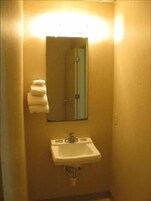 Bañera con ducha, artículos de tocador gratuitos, toallas