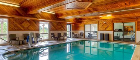 Alberca techada y camastros