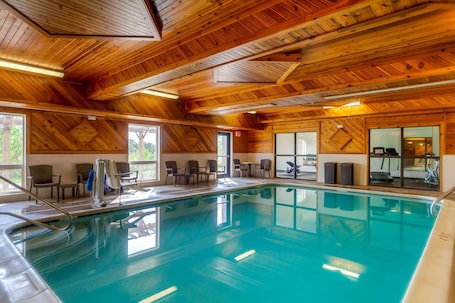 Indoor pool, sun loungers