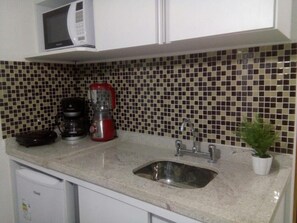 Quadruple Room (A20) | Private kitchenette | Microwave, stovetop, cookware/dishes/utensils - Manawa Beach Flat Prime (Ipojuca)