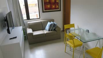 Quarto quádruplo, 2 quartos | Sala de estar | TV