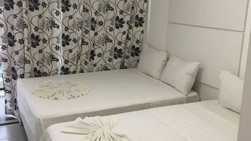 Quarto quádruplo família, 1 quarto | Frigobar, Wi-Fi de cortesia
