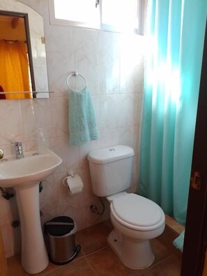 Standard Single Room, Private Bathroom | Bathroom | Shower, towels, soap, toilet paper - Km Zero El Senor del Lascar (San Pedro de Atacama)
