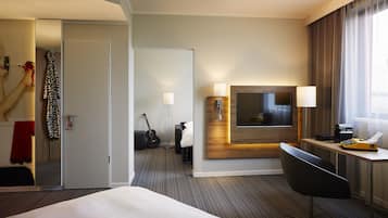 Family Room, 1 Queen Bed with Sofa bed, Non Smoking | Desk, soundproofing, free WiFi, bed sheets
