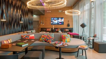 Una televisión de pantalla plana