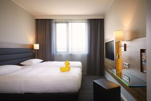 Habitación, 2 camas individuales | Escritorio, sistema de insonorización, wifi gratis y ropa de cama