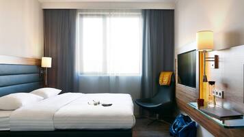 Desk, soundproofing, free WiFi, bed sheets