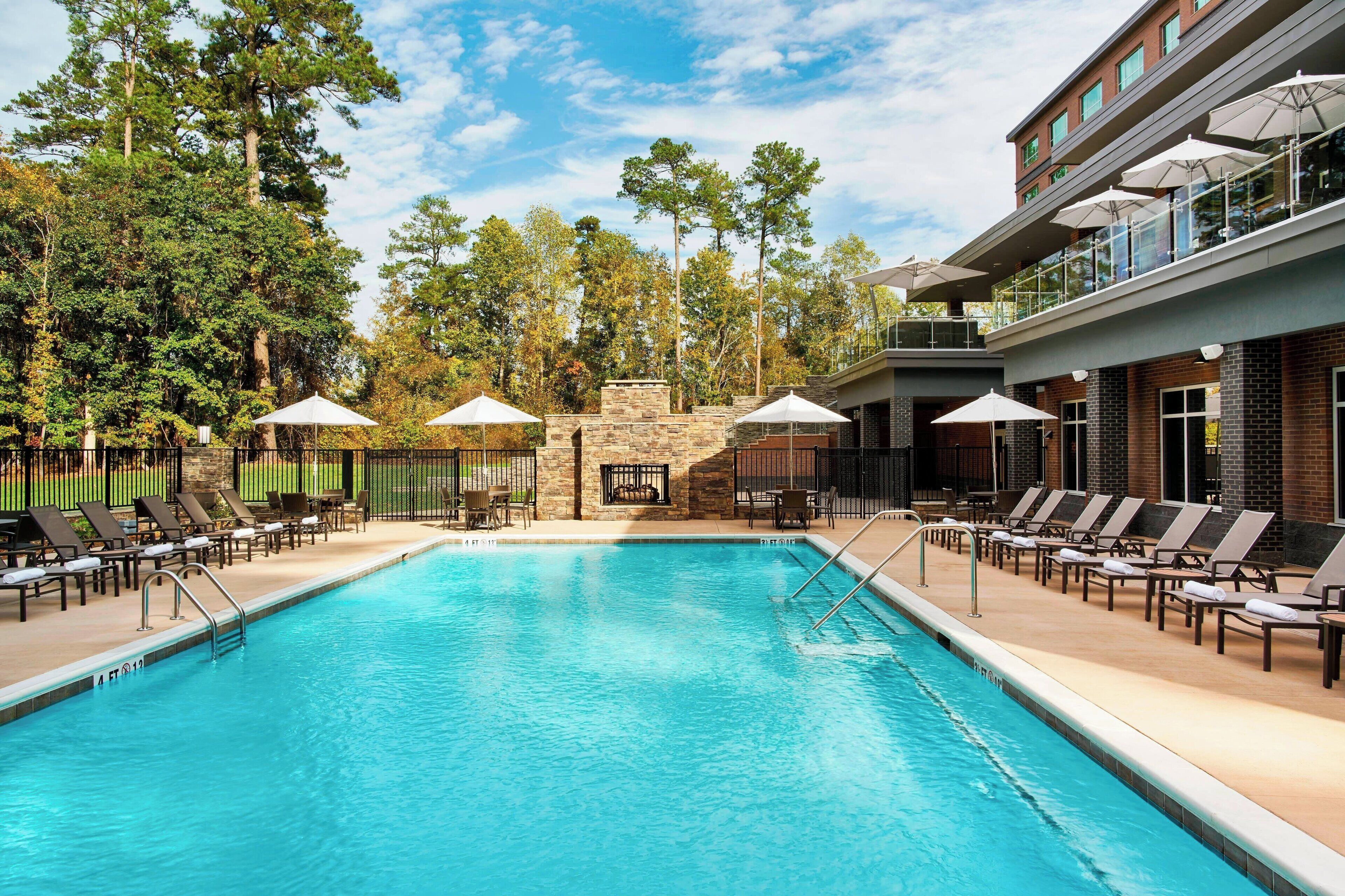 outdoor pool, open 6:00 am to 8:00 pm, pool loungers