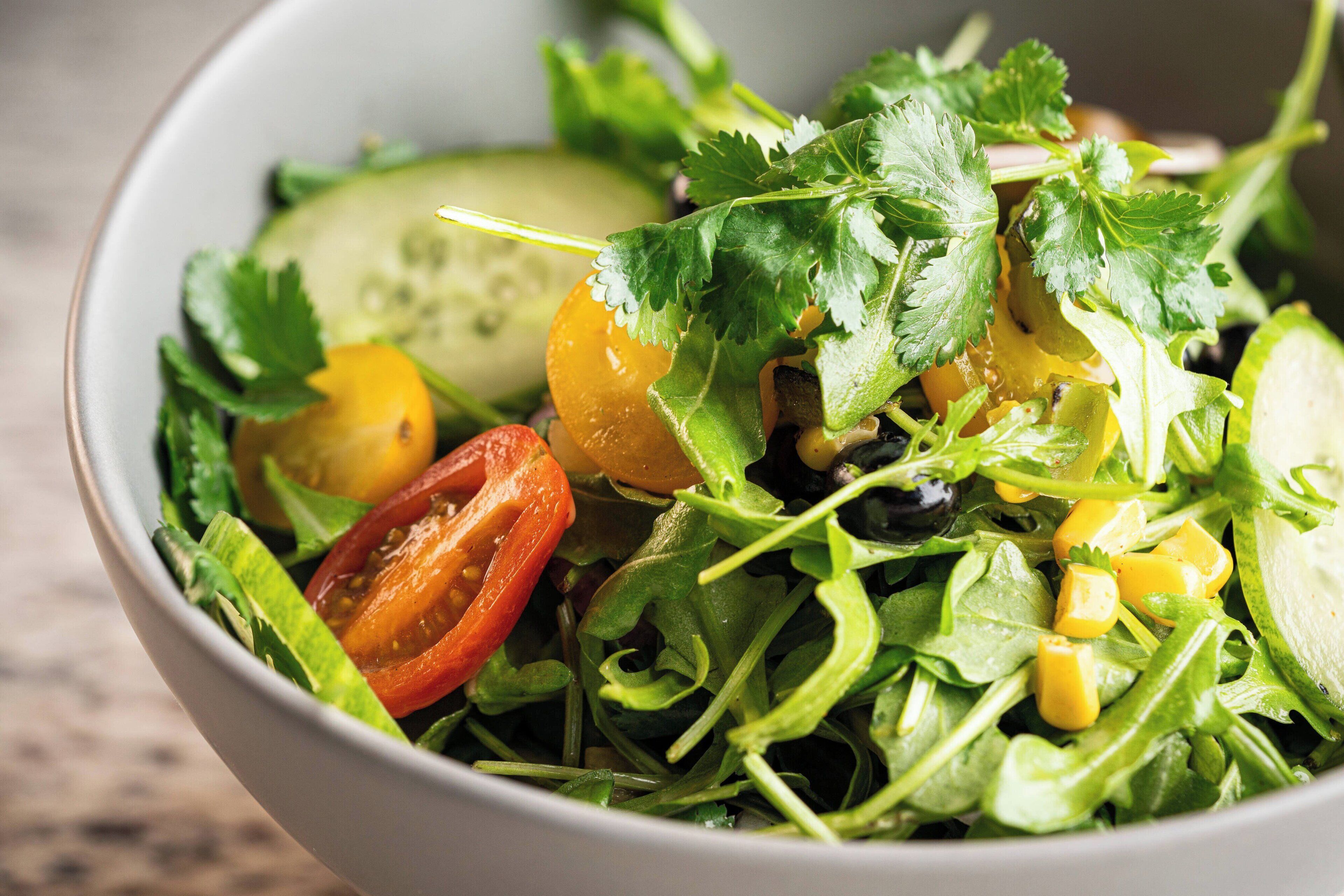 Ensalada con diferentes verduras y hierbas.