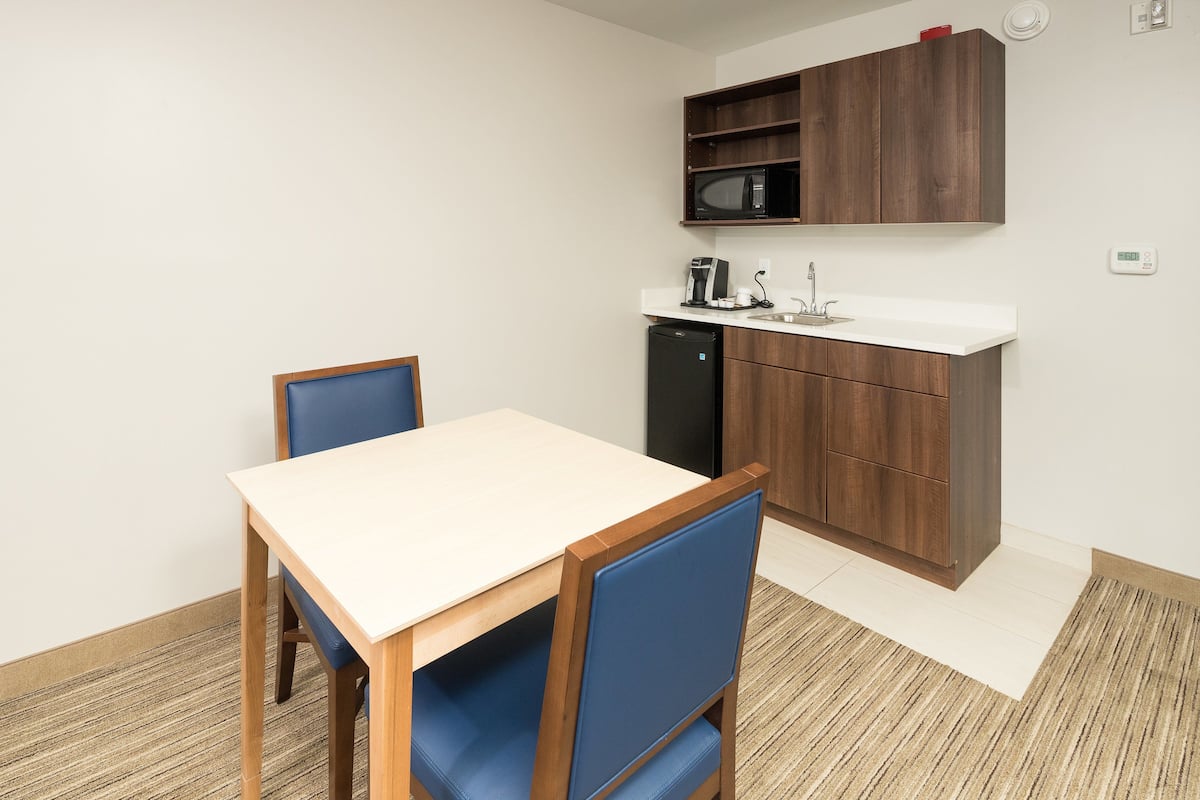 1 bedroom, in-room safe, desk, blackout drapes