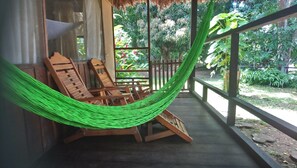 Muebles diferentes, wifi gratis y ropa de cama 