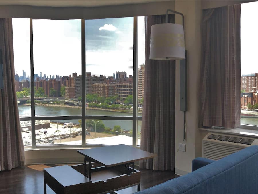 Een 32-inch flatscreentelevisie met kabelzenders en een televisie