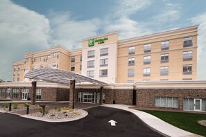 A Holiday Inn & Suites hotel with a covered entrance and a parking lot. - Holiday Inn Hotels and Suites Mount Pleasant by IHG (Mount Pleasant)