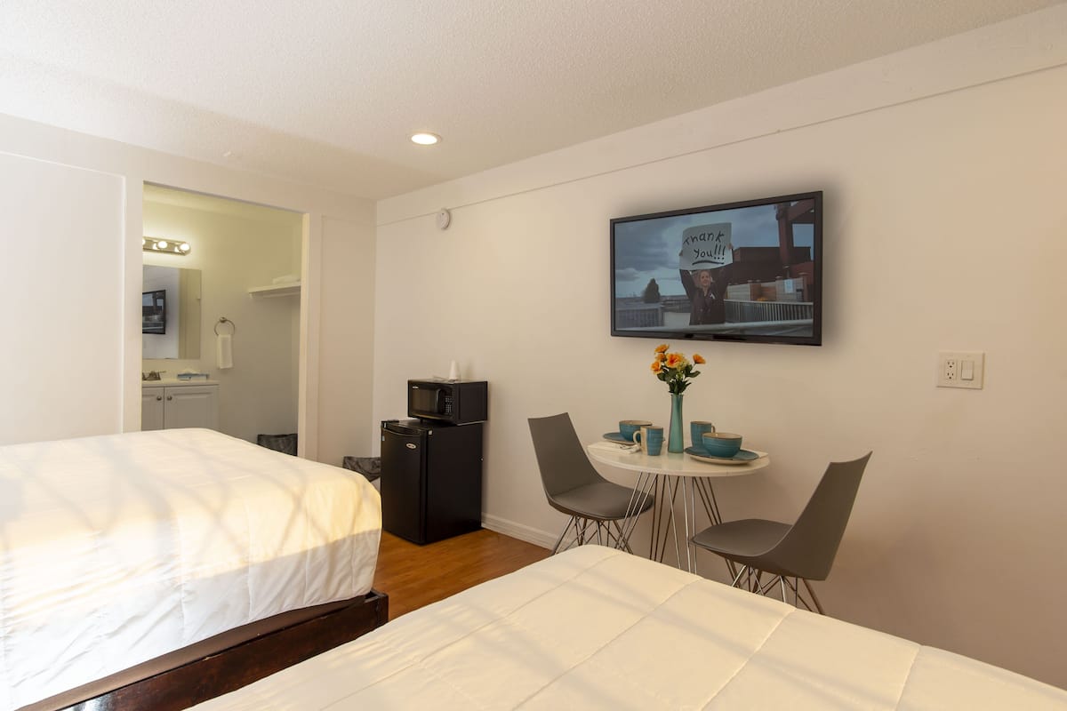 Habitación estándar, 2 camas Queen size, vista a la ciudad | Escritorio y espacio para trabajar con laptop