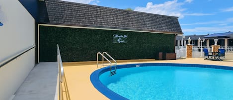 Außenpool, Liegestühle