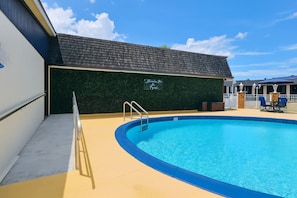 Piscine extérieure, chaises longues