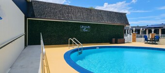 Spinnaker Inn of Naples
