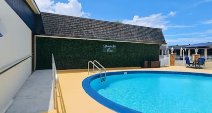 Spinnaker Inn of Naples