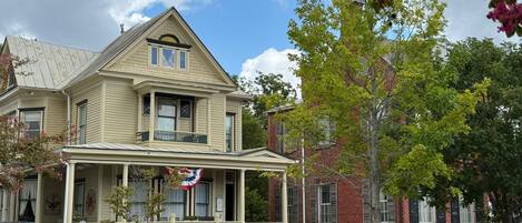 Vista frontal de la propiedad