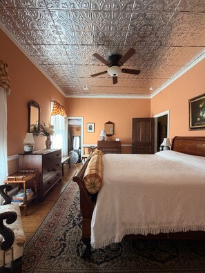 Chambre, 1 très grand lit, bain à remous