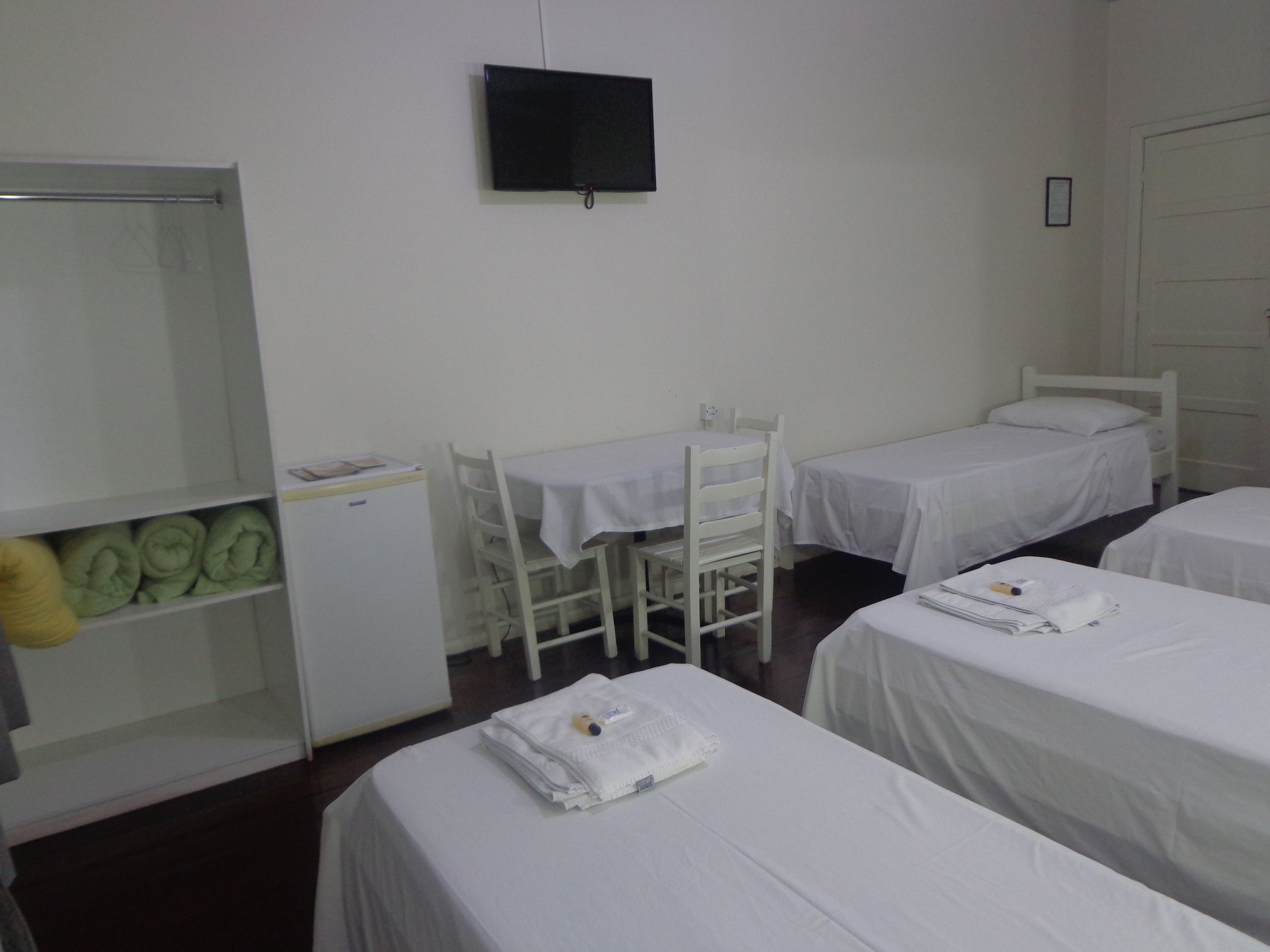 Business Single Room (Até 4 Pessoas / Up to 4 People) | Minibar, desk, laptop workspace, blackout drapes