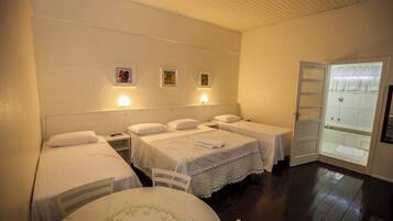 Minibar, bureau, espace de travail pour ordinateur portable