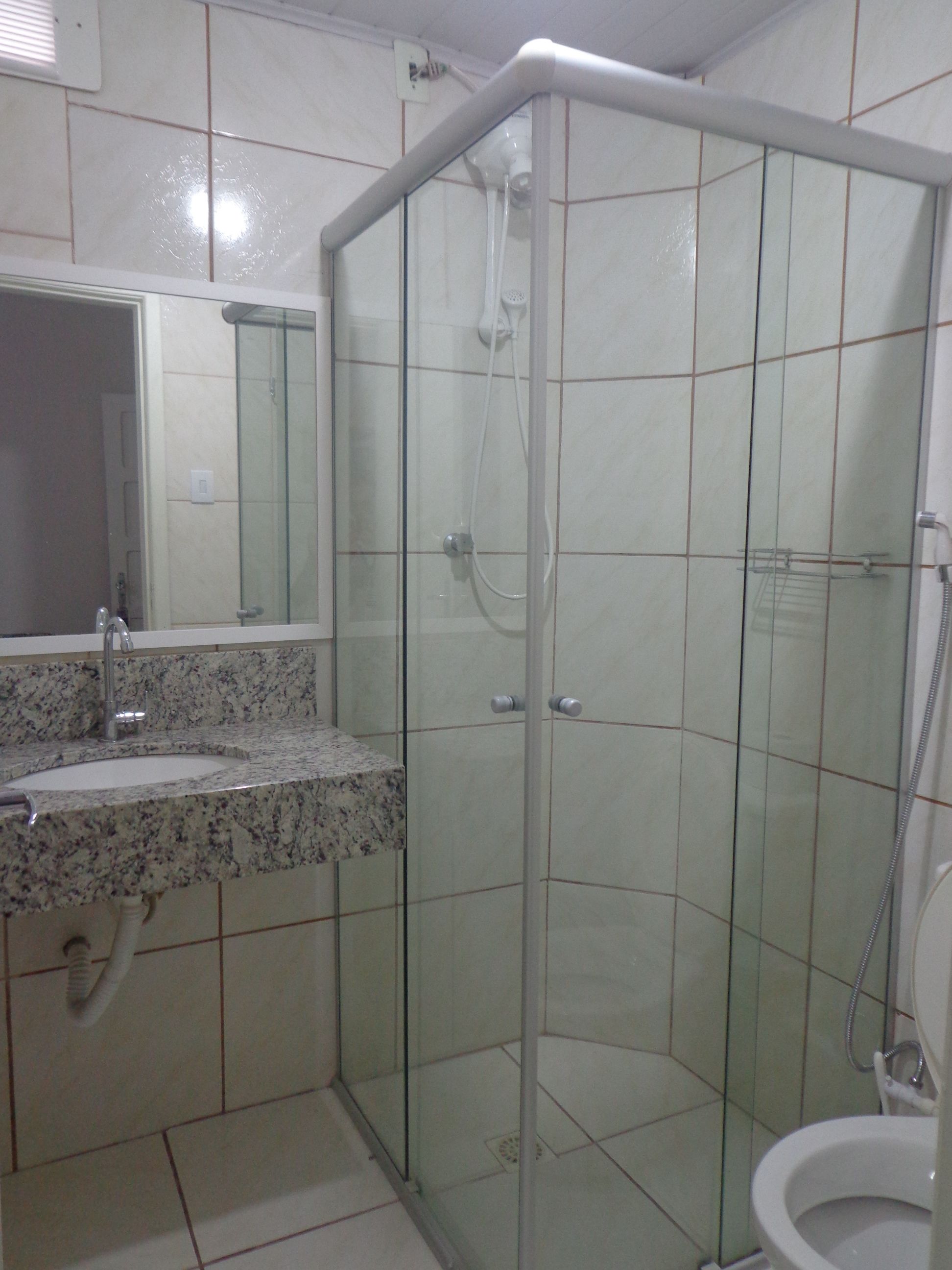 Shower, free toiletries, hair dryer, bidet