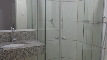 Dusche, kostenlose Toilettenartikel, Haartrockner, Bidet