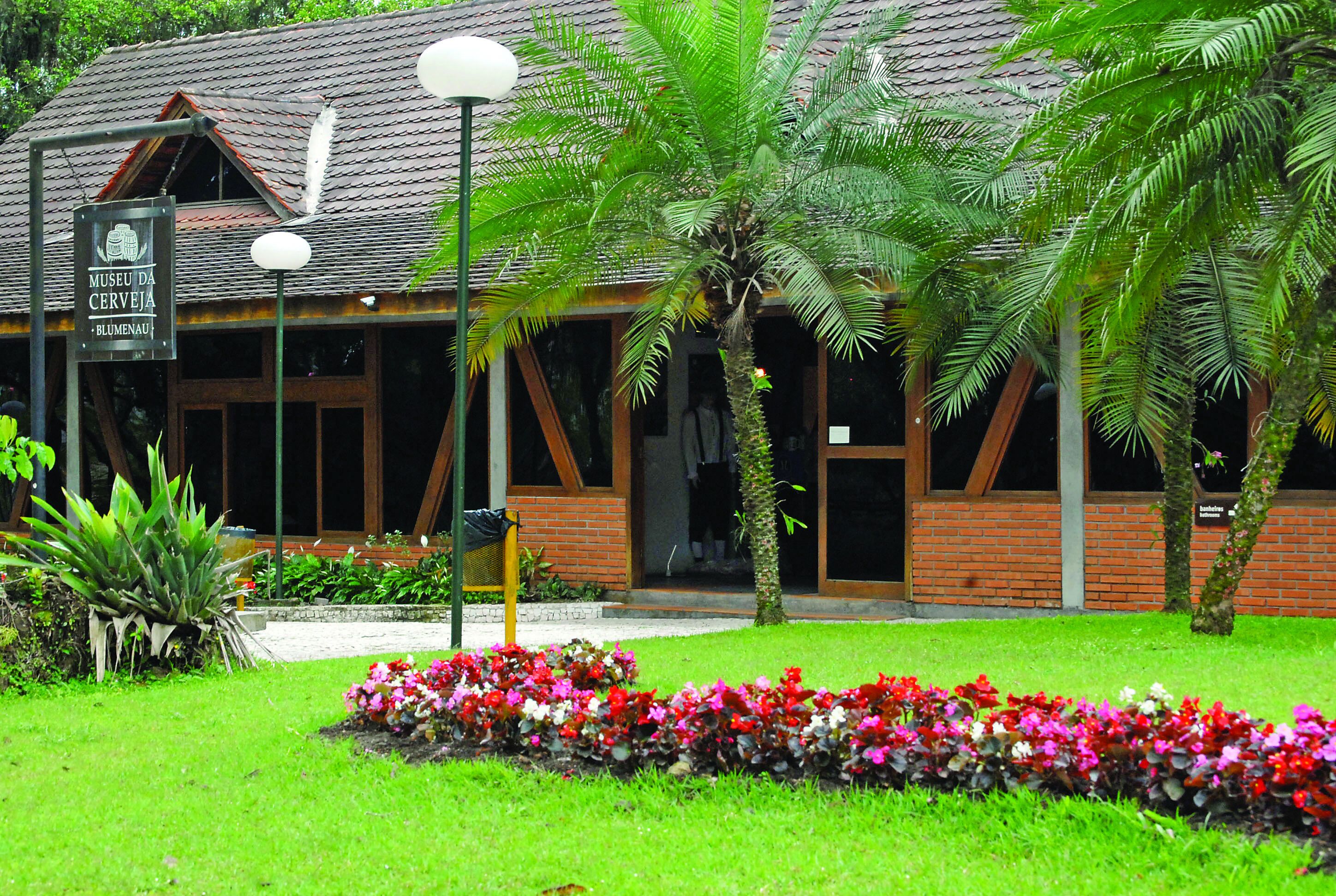 A building with a sign reading "Museu da Cerveja Blumenau."