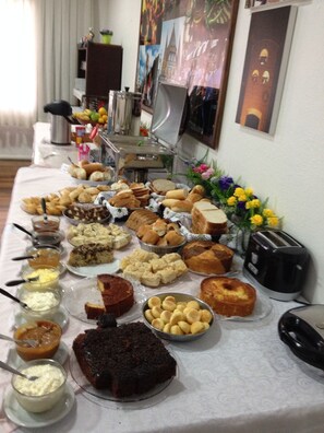 Ein reichhaltiges Buffet mit verschiedenen Speisen und einem Toaster.