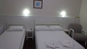 Tremannsrom – familie | Minibar, skrivebord, skrivebord for bærbar PC og blendingsgardiner