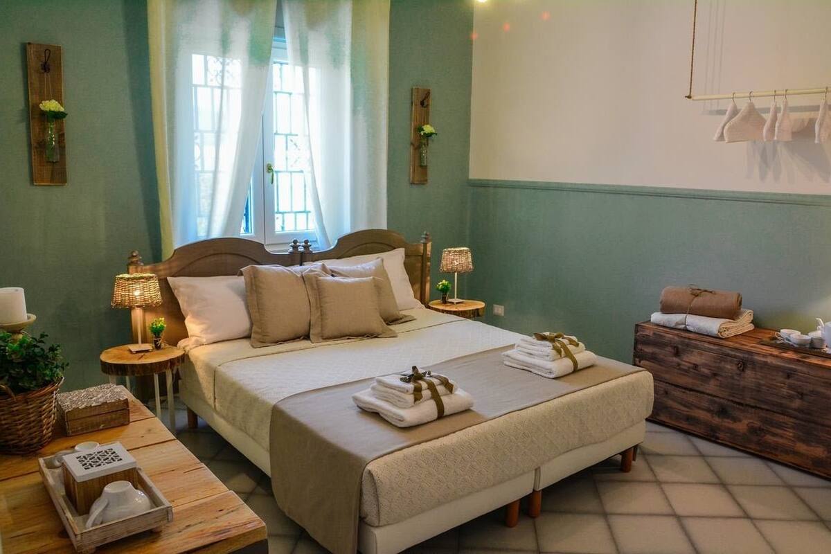 Habitación familiar, vista al patio (Giada) | Ropa de cama de alta calidad, cortinas blackout y wifi gratis