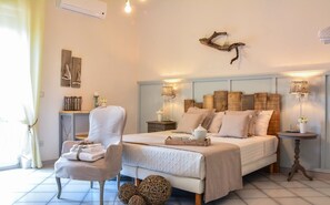 Habitación familiar, balcón (Acquamarina) | Ropa de cama de alta calidad, cortinas blackout y wifi gratis