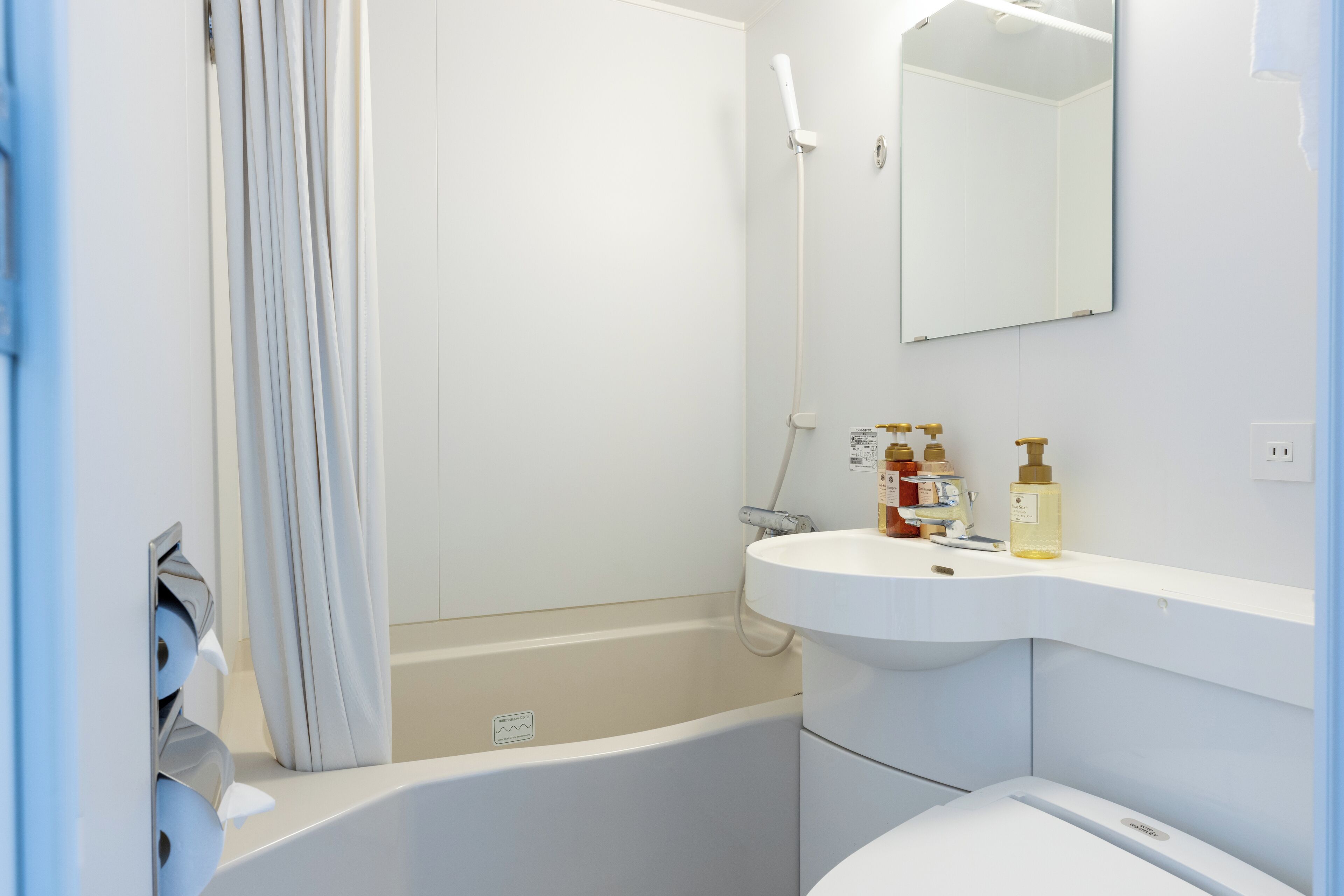 Un baño moderno con bañera, lavamanos y espejo.