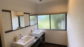 Shower, hair dryer, slippers, bidet