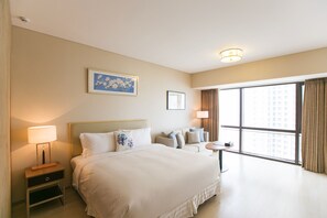 Chambre Deluxe (1 Queen Bed/Twin Bed) | Coffres-forts dans les chambres, bureau, fer et planche à repasser