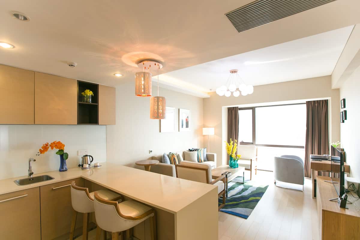 Suite Eksekutif, 2 Tempat Tidur Queen | Brankas, meja kerja, setrika/meja setrika, dan tempat tidur bayi gratis