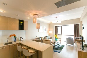 Suite Eksekutif, 2 Tempat Tidur Queen | Brankas, meja kerja, setrika/meja setrika, dan tempat tidur bayi gratis