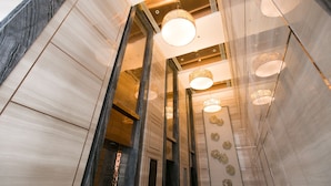 Um interior moderno com superfícies refletoras e padrões geométricos.