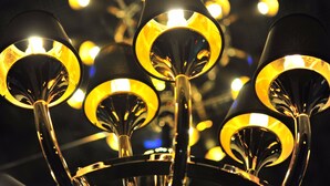 Un lampadario con diverse fonti luminose.