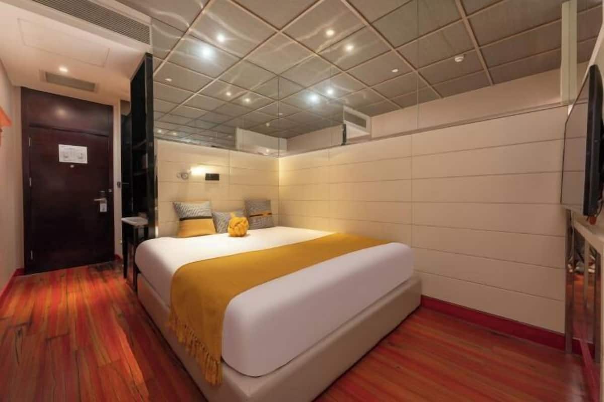 Escritorio, cortinas blackout y tabla de planchar con plancha
