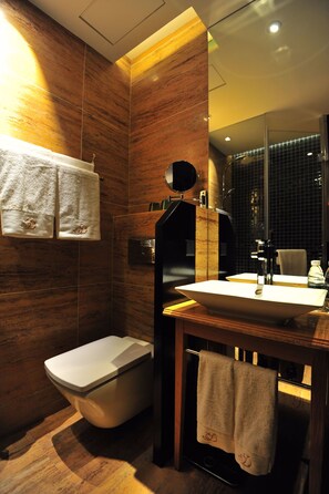 高級大床房 | 浴室 | 淋浴設備、免費盥洗用品、吹風機、拖鞋