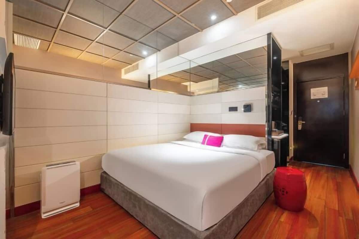 Escritorio, cortinas blackout y tabla de planchar con plancha