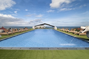 Outdoor pool, open 8 AM to 10 PM, pool umbrellas, sun loungers - Sulis Beach Hotel and Spa (Kuta)