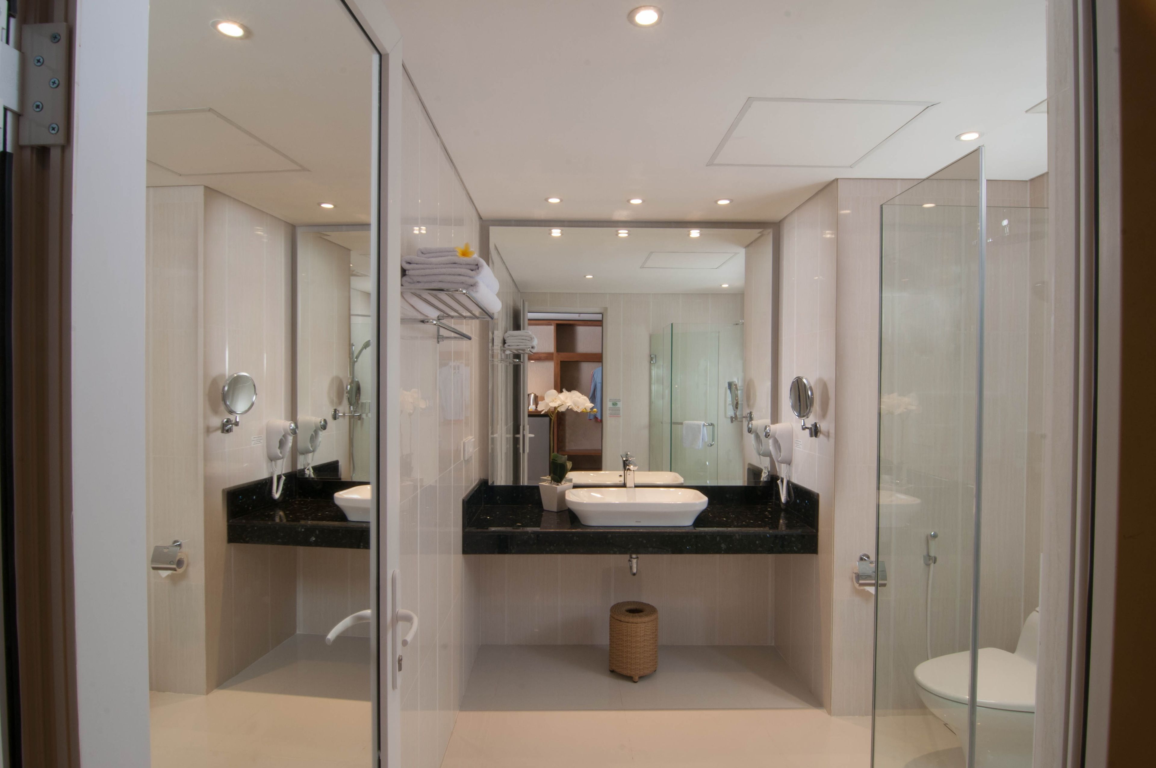 shower, rainfall showerhead, free toiletries, hair dryer