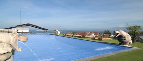 Piscine extérieure, parasols de plage, chaises longues