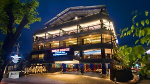 Un hotel de varios pisos con balcones y un cartel que dice 'SULLIS BEACH Hotel & Spa'.