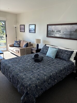 Beachfront@Waves | Premium bedding, individually decorated, individually furnished - Waterfront at Waves (Cowes)
