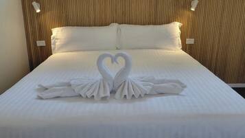 Deluxe Studio | Premium bedding, iron/ironing board, free WiFi, bed sheets